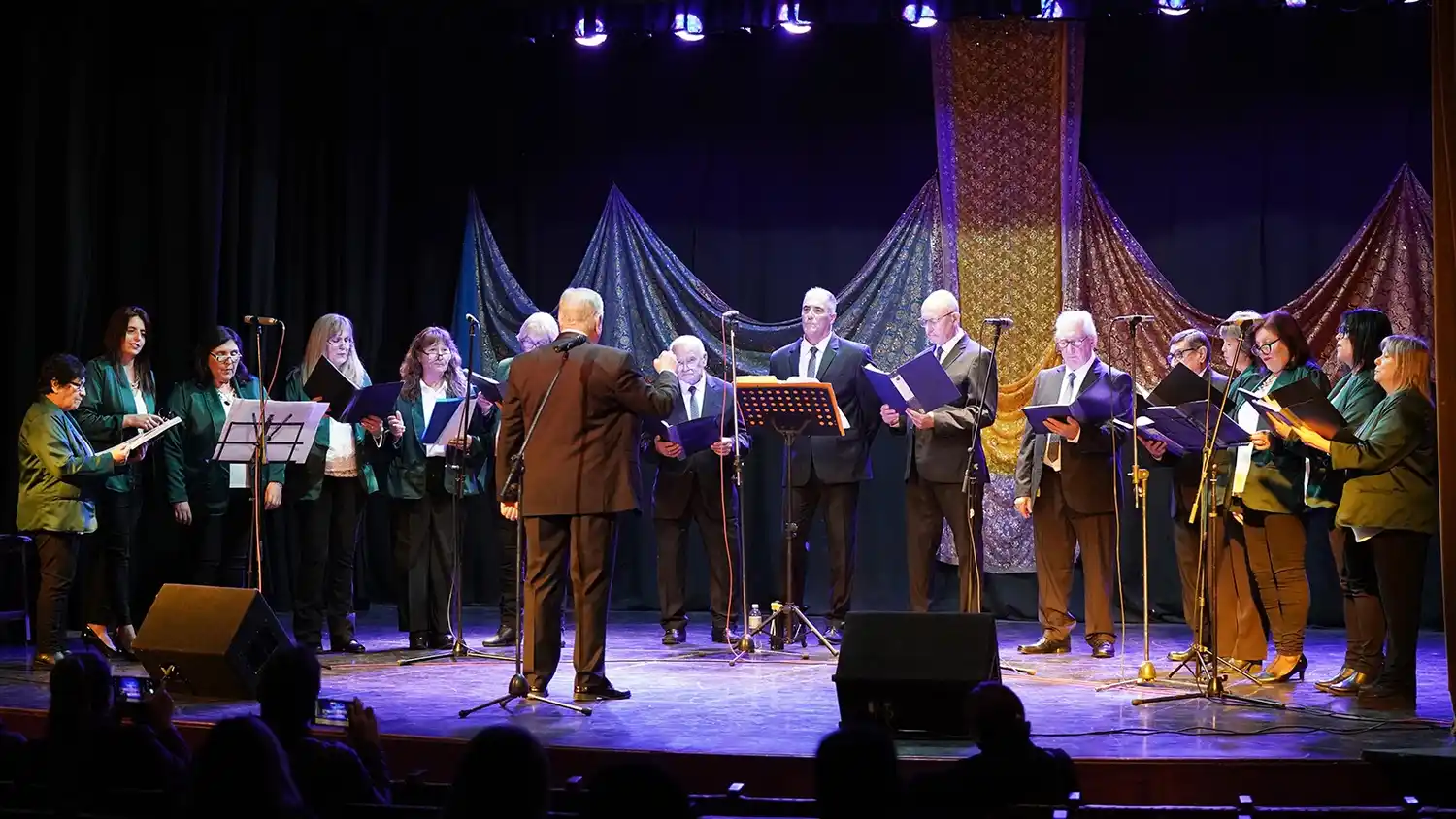 Trayectoria que deja en evidencia el talento del coro, quienes celebraron ayer, 33 años de compañerismo, compromiso, y amor por la música.