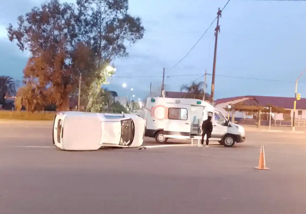 Villa Adela: conductora hospitalizada tras volcar con su vehículo
