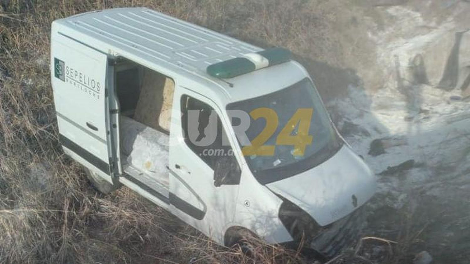 Coche fúnebre cayó a un zanjón de ruta 33 cuando trasladaba un cuerpo 