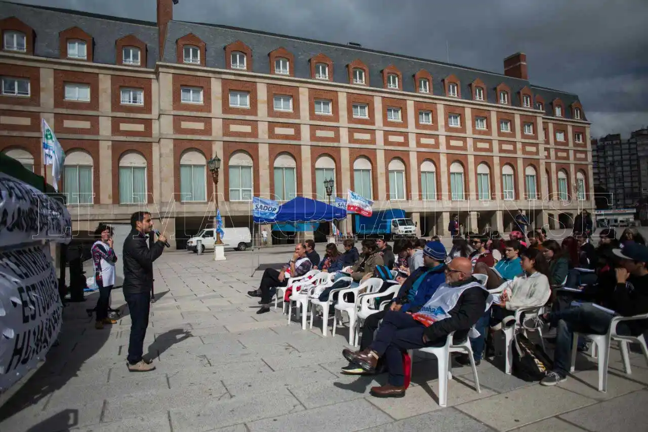 A modo de reclamo, se dictó una clase universitaria en La Rambla