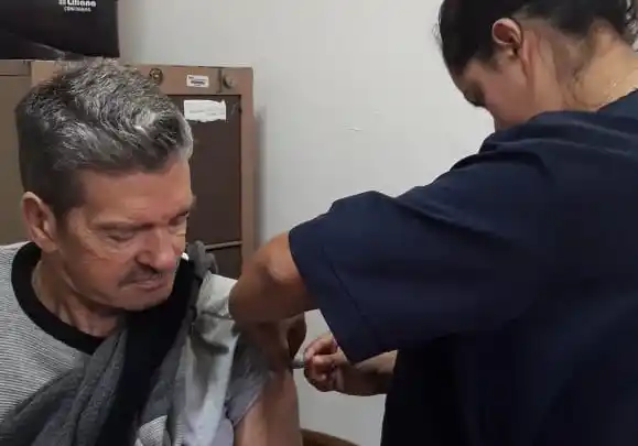 La campaña de vacunación antigripal llegó al Asilo de Ancianos
