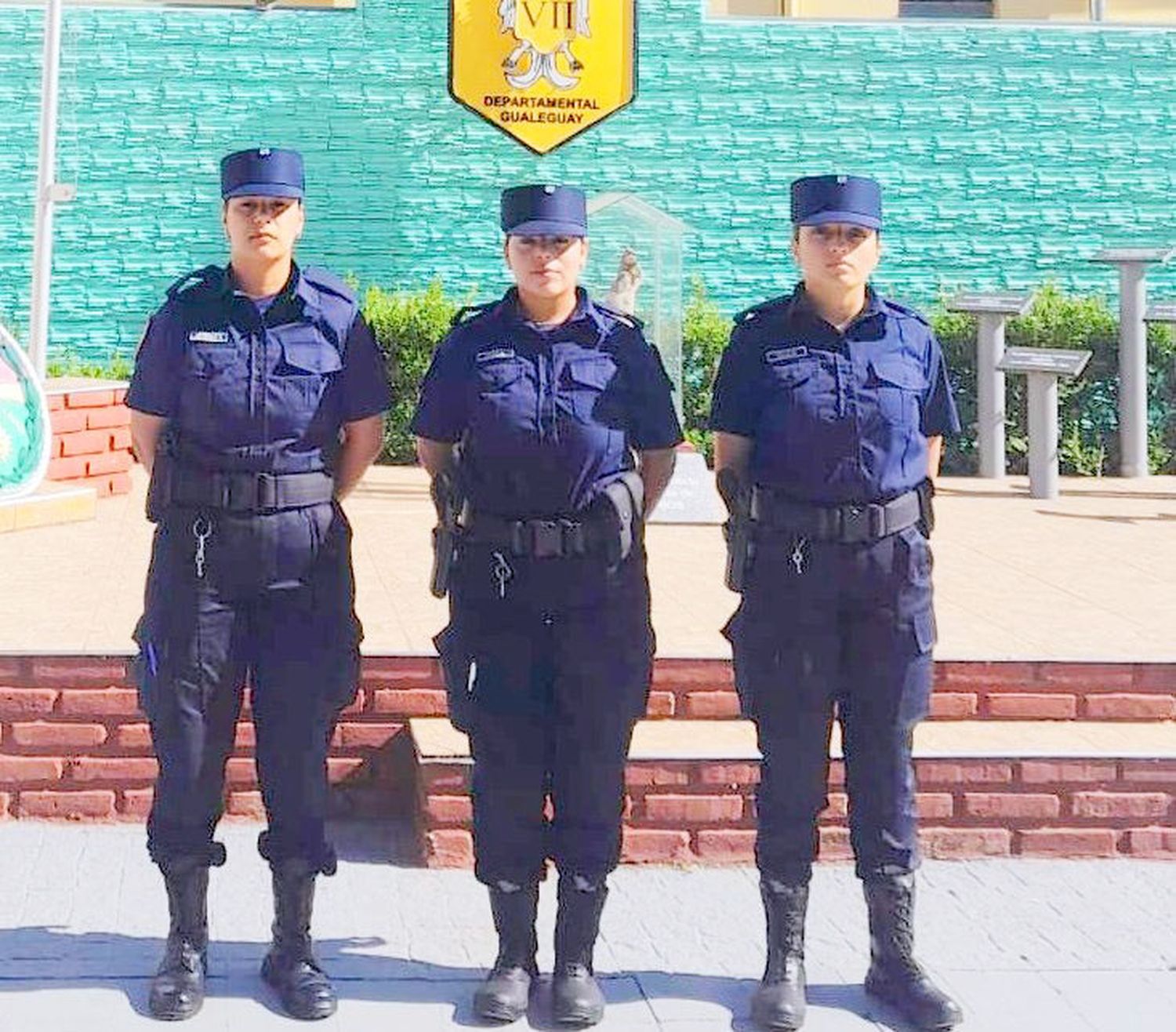 Las tres agentes recientemente ingresadas a la Departamental.