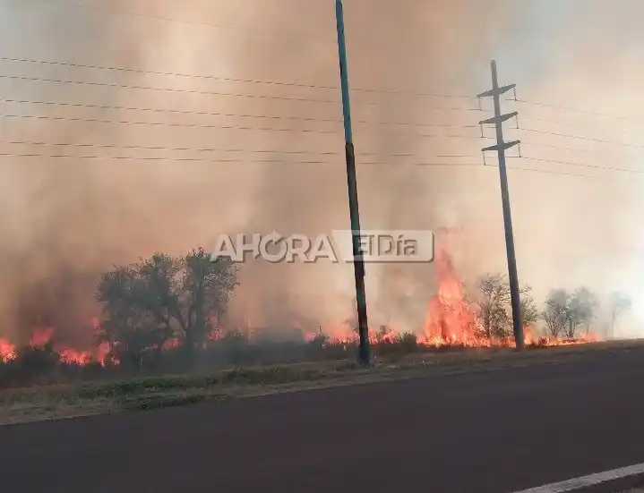 Impactante incendio en el acceso sur de Gualeguaychú: los bomberos sofocaron el fuego