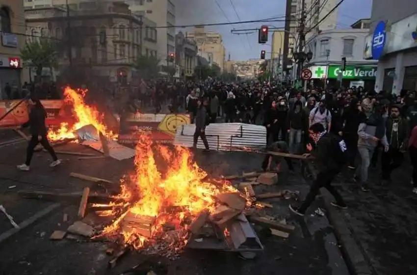 Continúa la violencia en Chile: hay 11 muertos y 2.151 detenidos