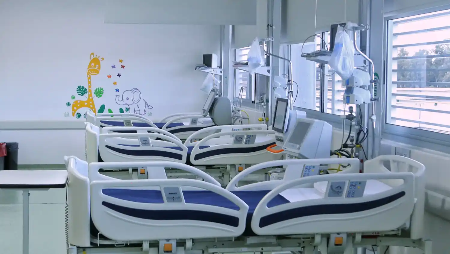 El área cuenta con cinco camas, una de ellas preparada para aislamiento.