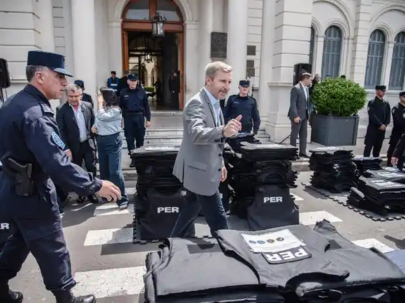 Frigerio distribuyó chalecos antibalas a la Policía para reforzar la prevención y cuidado de los agentes