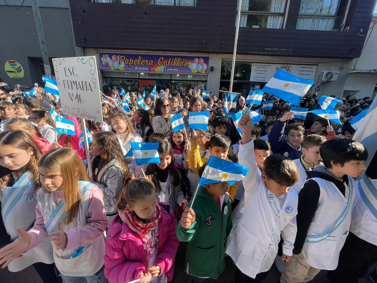 Los pequeños estudiantes cumplieron con la tradicional promesa de lealtad.