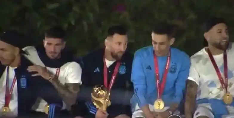 Video: el momento en que Lionel Messi casi se cae del micro