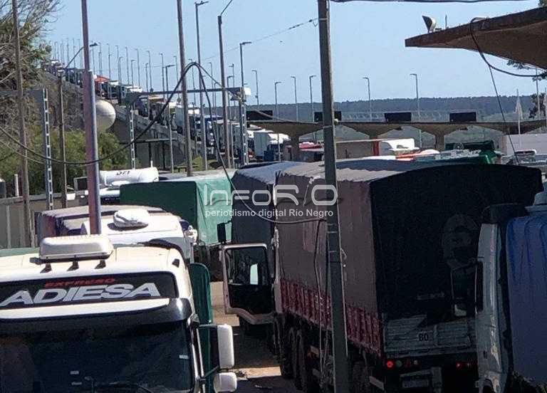 Alerta en el Puente San Martín por una larga fila de camiones