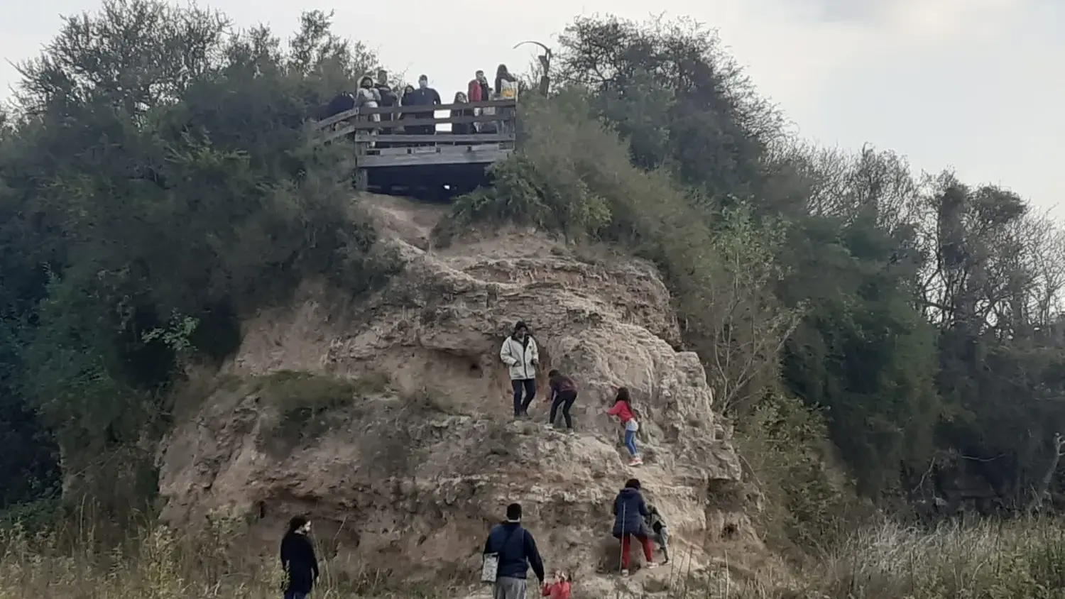 Los guías de turismo tienen su actividad regulada por una ordenanza, que indica que deben advertir sobre las deficiencias que advierten, como el mirador de Vuelta de Obligado.