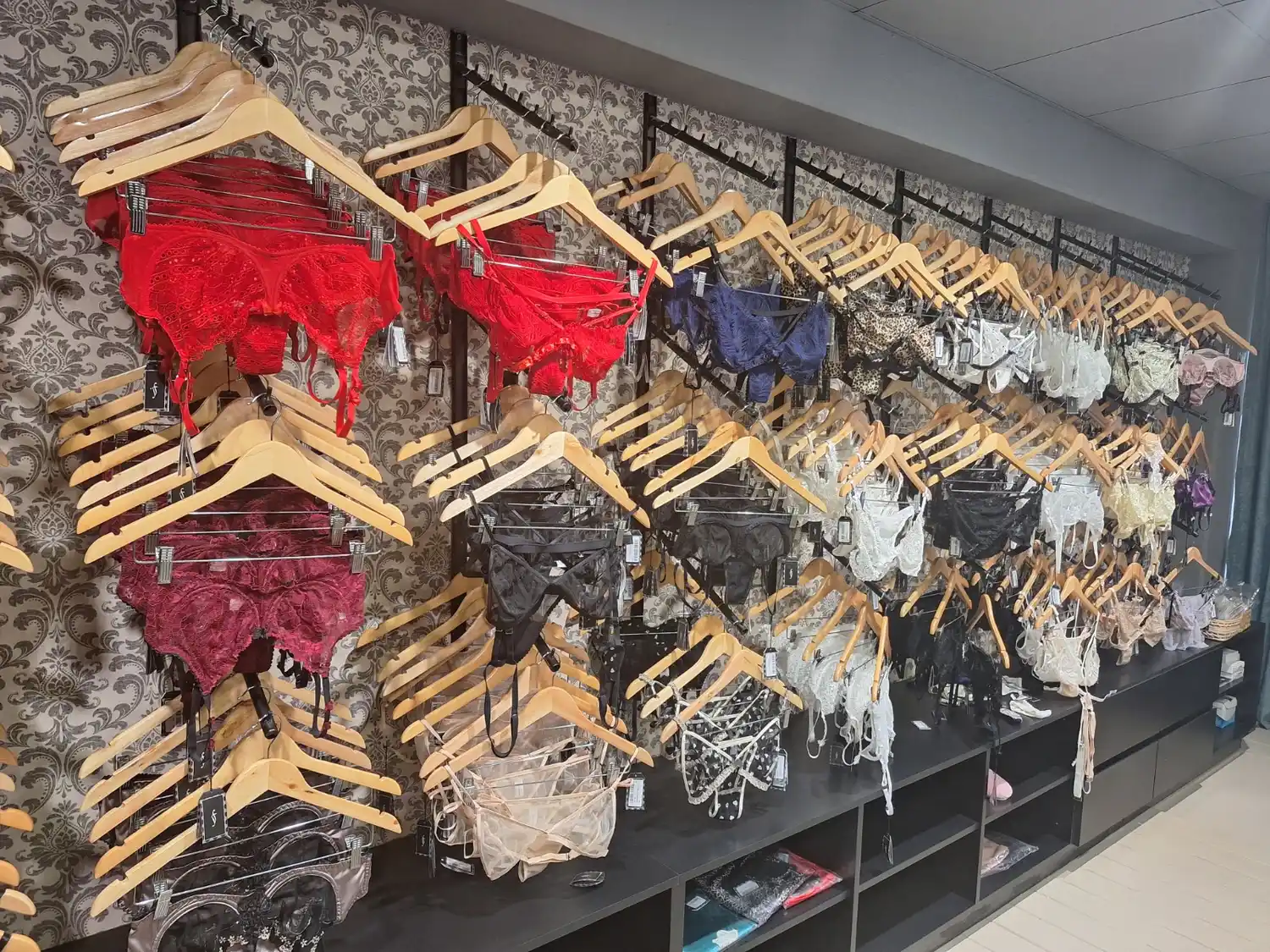 Durante diciembre, Perfumería Ensueños ofrece promociones especiales, como descuentos del 20% con pago en efectivo y hasta 6 cuotas sin interés con tarjetas bancarizadas.