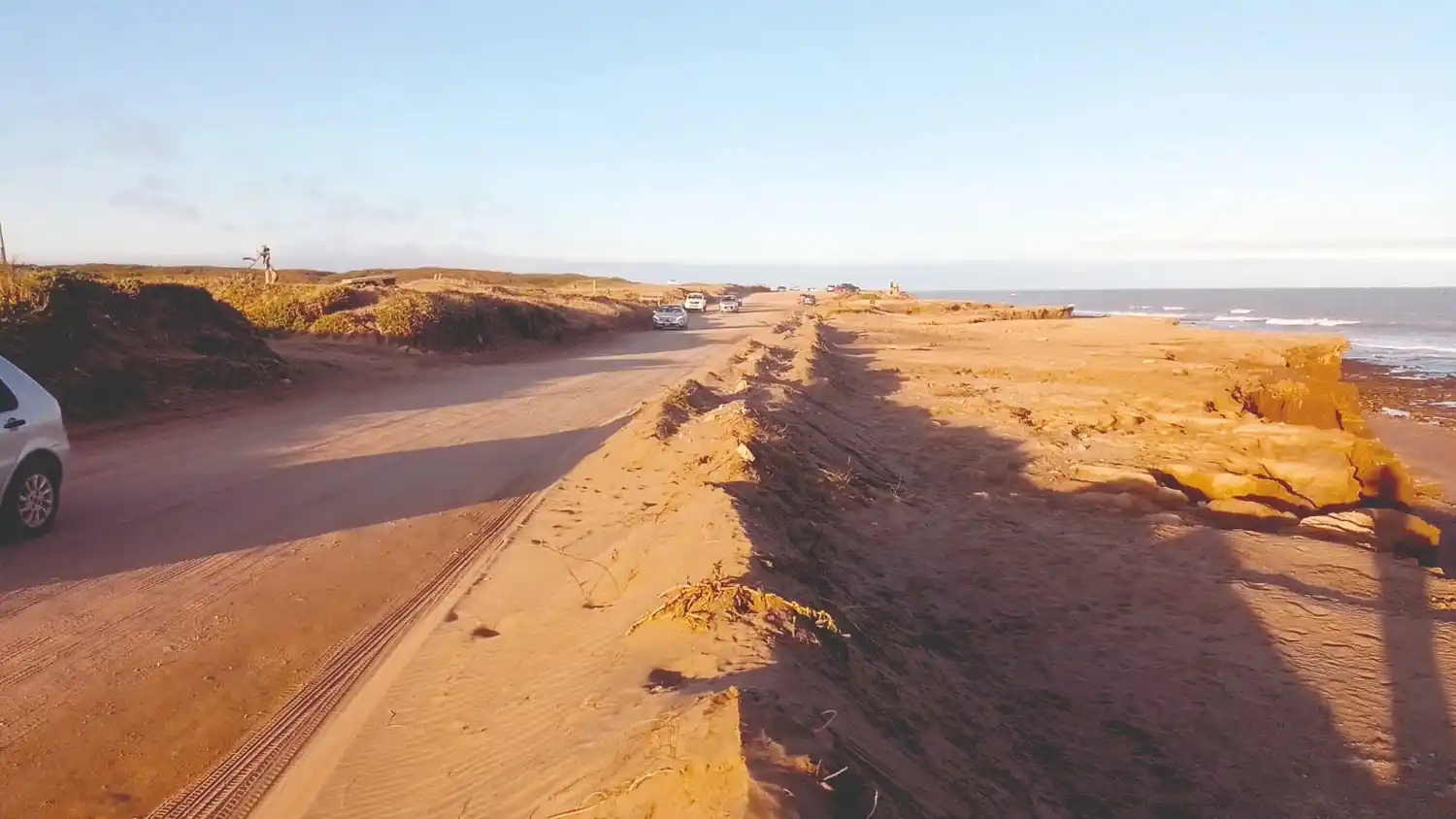 Se angosta. El camino costero que une Quequén con Costa Bonita