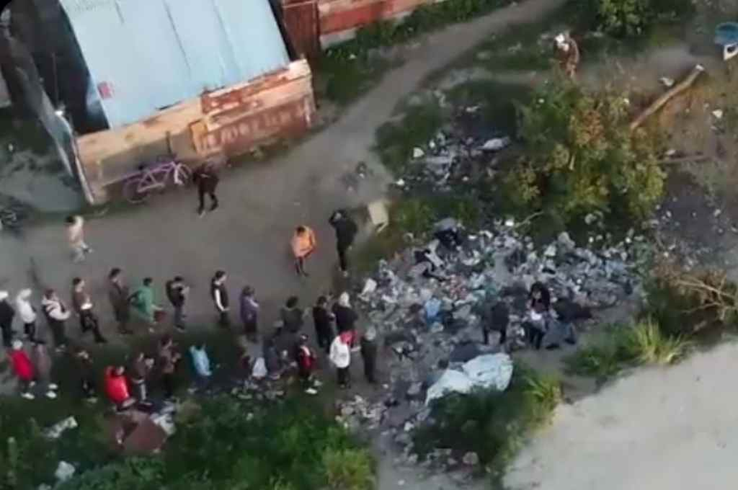 Una larga fila para comprar droga fue registrada por un drone policial