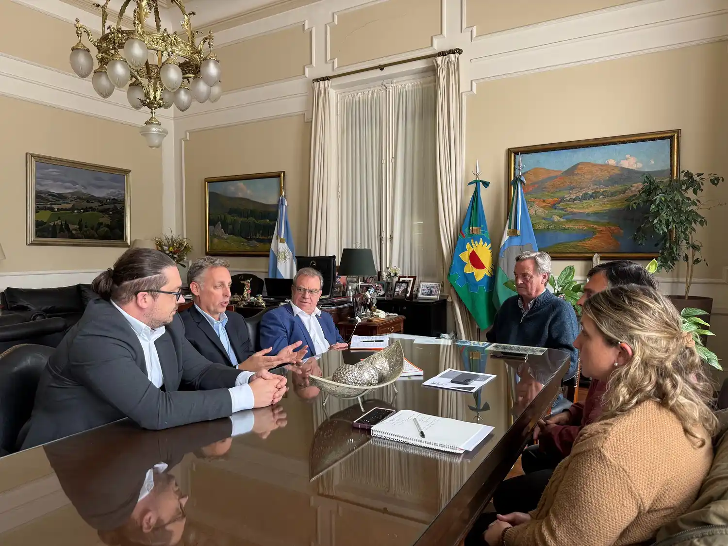 Los representantes de la firma en reunión con Frolik y Posse.