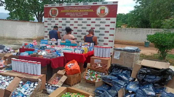 NEGOCIO CLANDESTINO: capturan a dos hombres y una mujer con 24 bultos de medicamentos colombianos