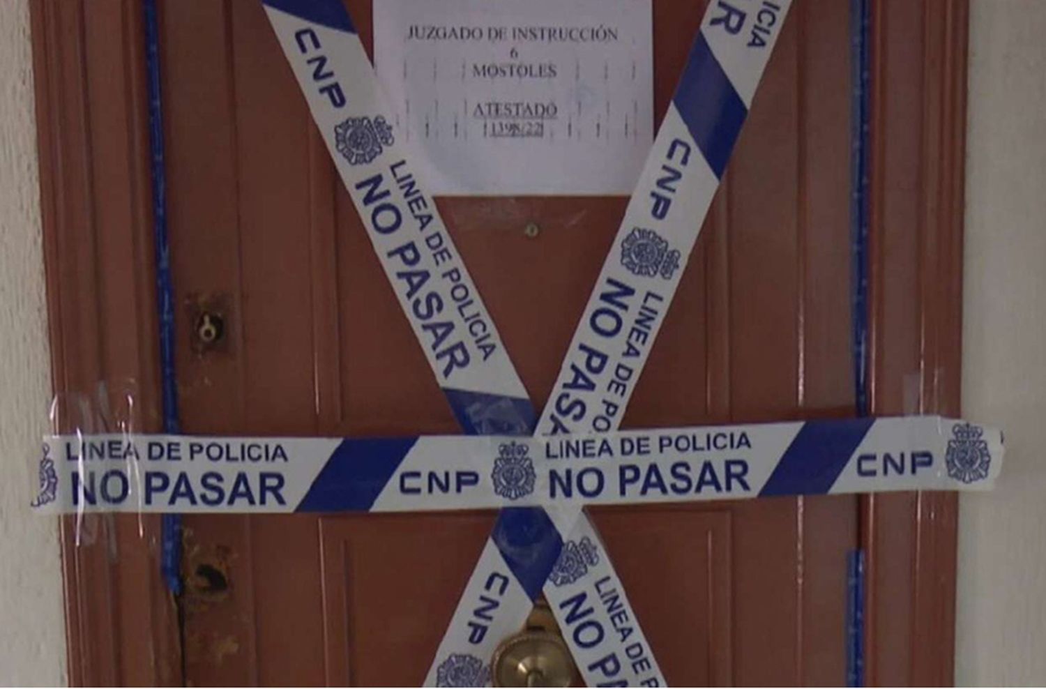 Iban a desalojarlo y se tiró por el balcón: descubrieron que dormía con el cuerpo de su papá