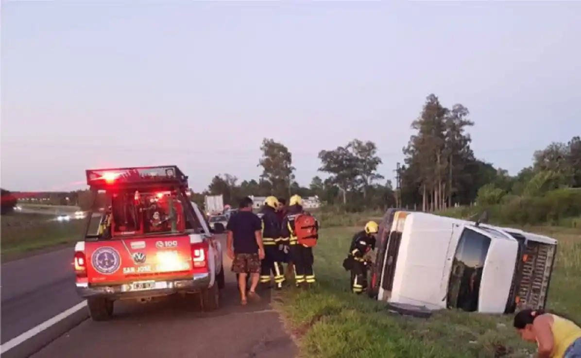 Una camioneta perdió una rueda y terminó volcando sobre la banquina de la Autovía 14