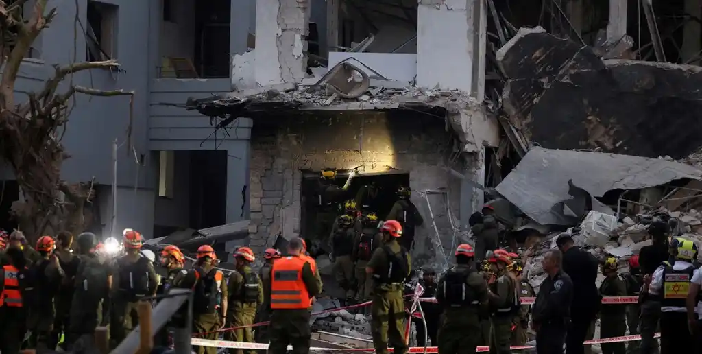 Personal de emergencia trabajando a destajo en Tel Aviv. Reuters