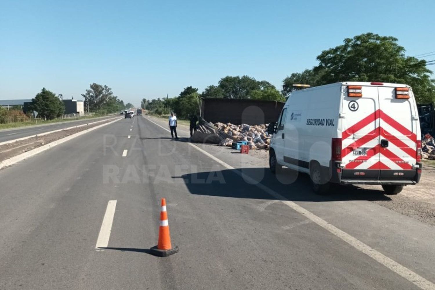 Atención: media calzada obstruida de RN34 a la altura de Sunchales por el vuelco de un camión