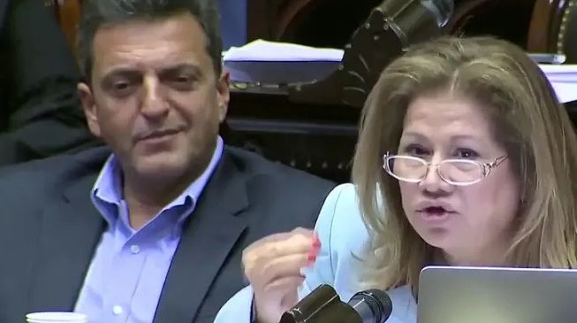El video viral de los "superpoderes" de Sergio Massa moviendo una botella