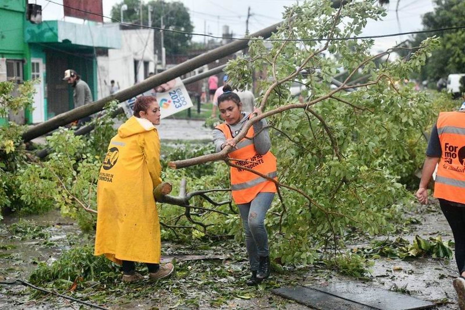 Numerosos daños causaron en la ciudad 
la tormenta con lluvia, viento y granizo