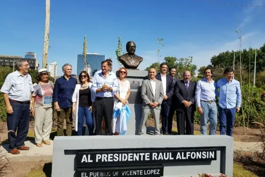 La UCR homenajeó a Alfonsín en Vicente López; el PJ, en Chascomús
