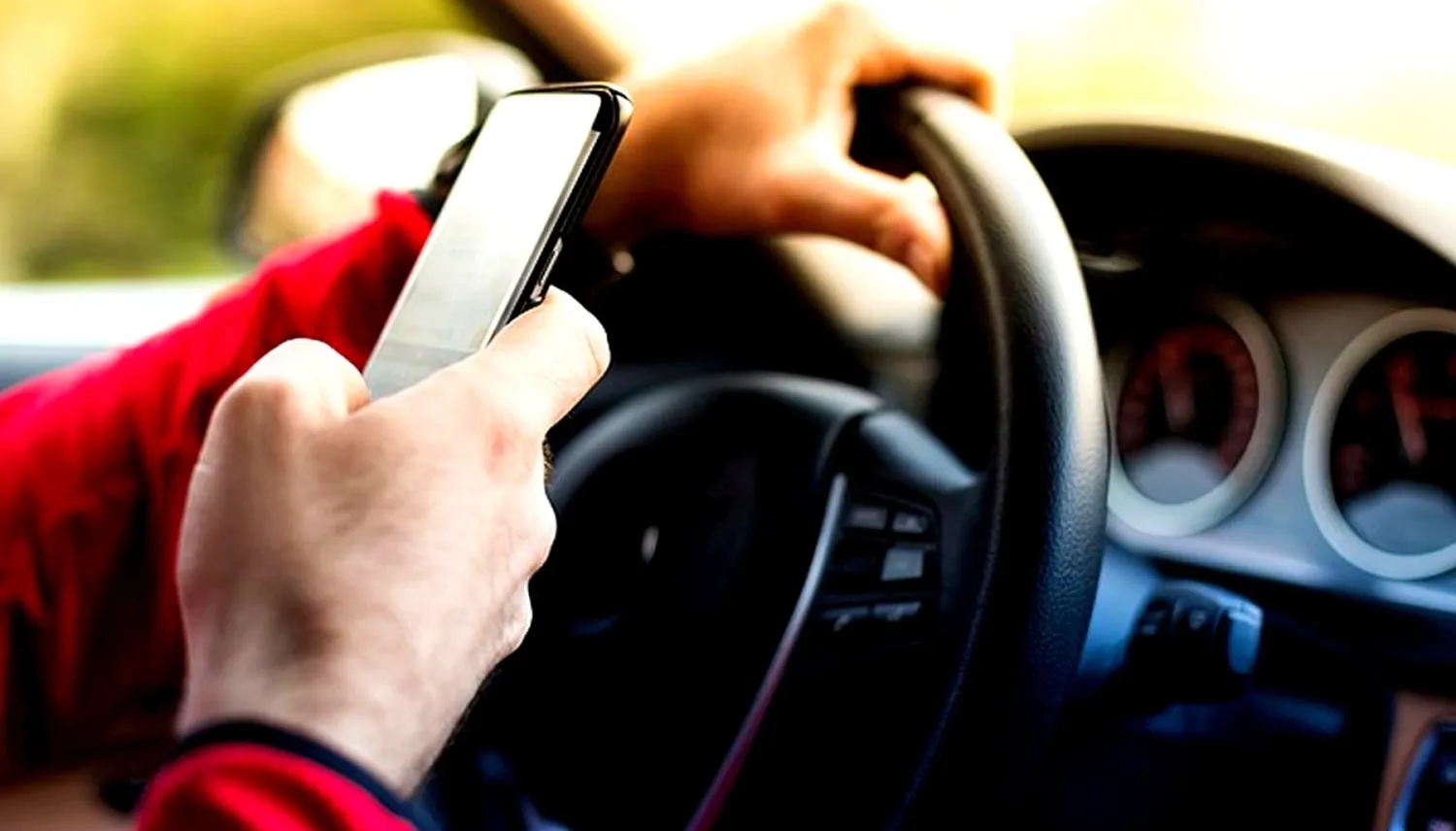 Una de las principales causas de accidentes es la distracción al volante.