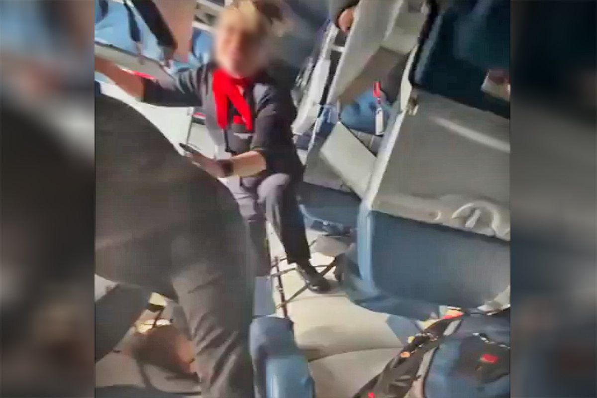 Nuevos videos captan el momento en que el avión de Endeavor Air vuelca y los pasajeros son evacuados