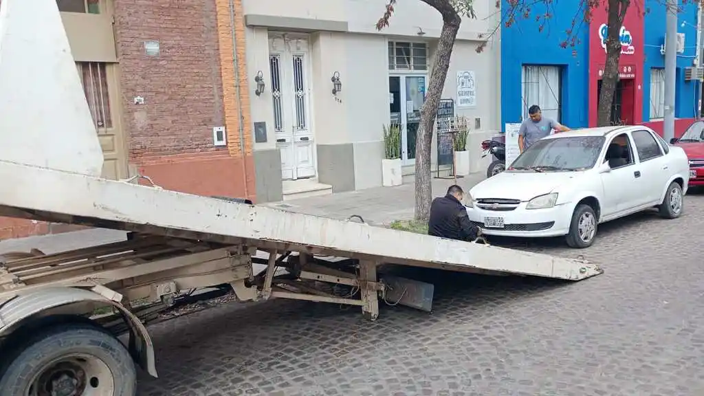 Secuestran vehículos abandonados en la vía pública