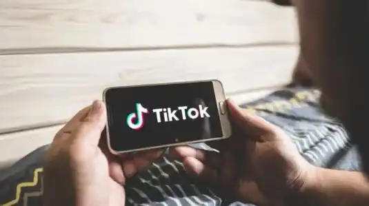 Tres chicos de 13 años abusaron sexualmente de un compañero en plena clase por un juego de Tik Tok