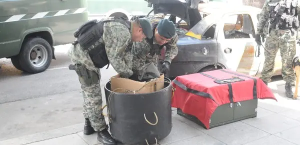 Econtraron ocho bombas molotov en un taxi abandonado