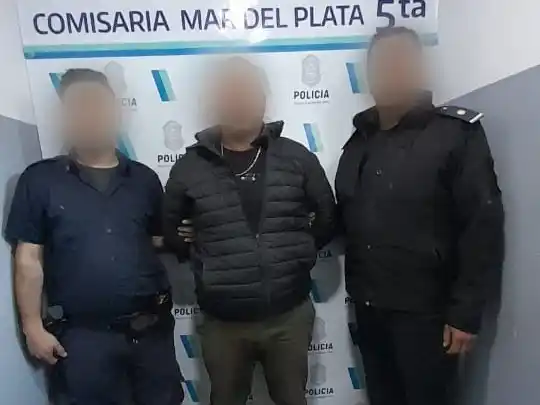 El sujeto también destrozó parte de la vivienda y un auto.