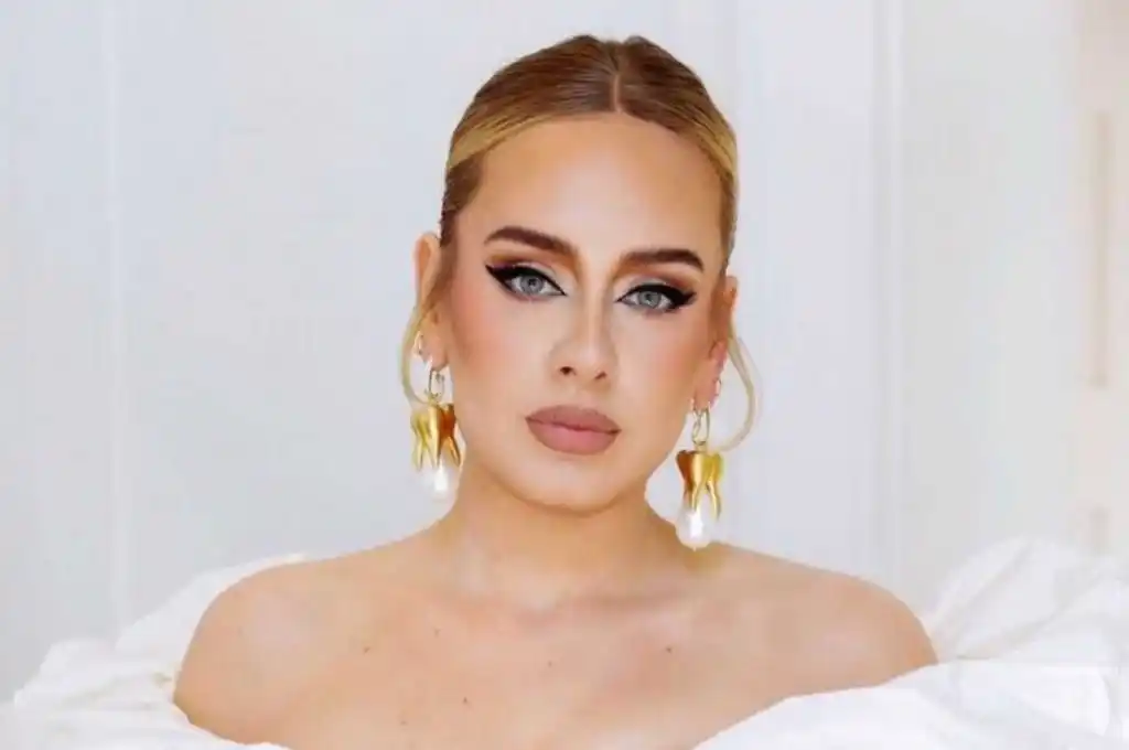 “Dejé de beber hará unos tres meses”, confesó al público, micro en mano.