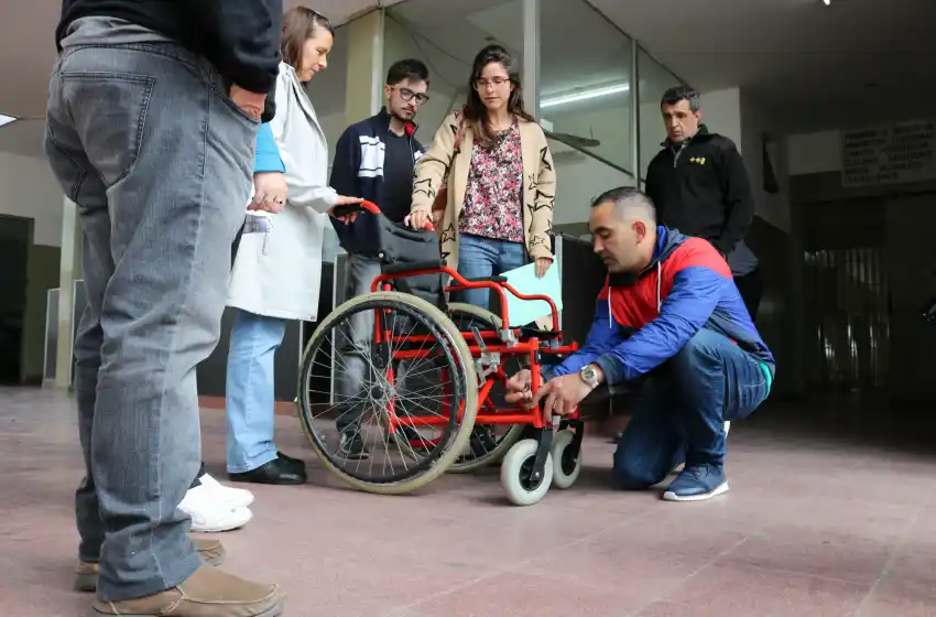 Internos de Batán construyeron una silla para un niño cuadripléjico