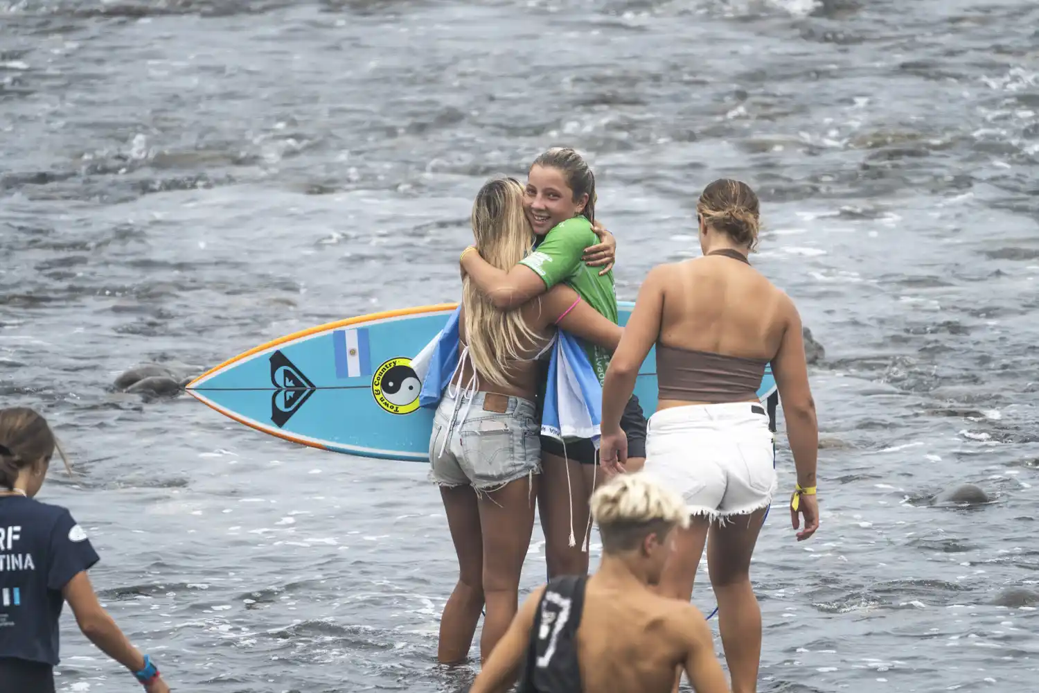 Maia Radziunas saludada al salir del agua por sus compañeras (Foto: ISA)