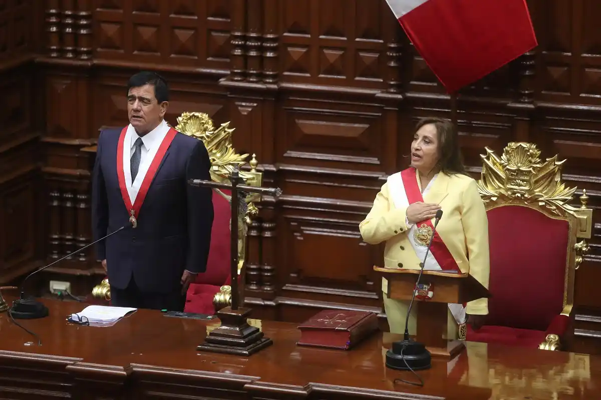 Dina Boluarte es la primera mujer en asumir la presidencia de Perú.