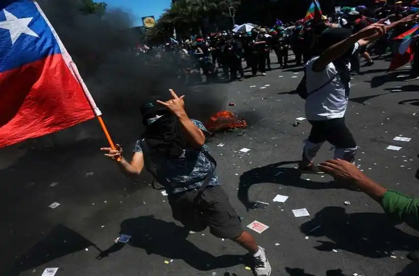 Confirmaron al menos 11 detenidos en violentas manifestaciones en Chile en el aniversario del Golpe de Estado