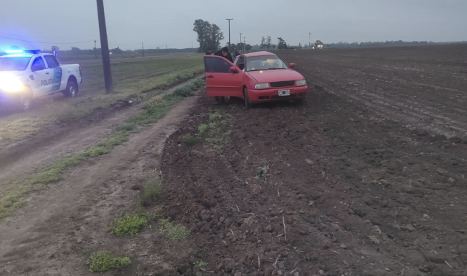 Despistó un auto en el acceso a Santa Lucía e impactó contra un poste