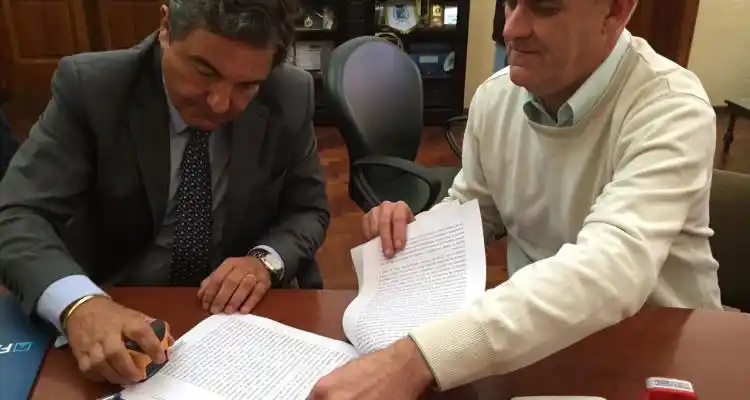 Amparo judicial y firma del contrato  de repavimentación para 1001