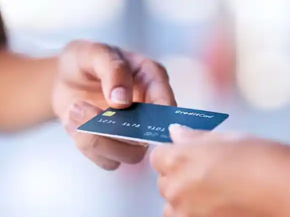 Cayeron las compras con tarjeta de crédito en medio de la suba de tasas y la presión cambiaria de agosto