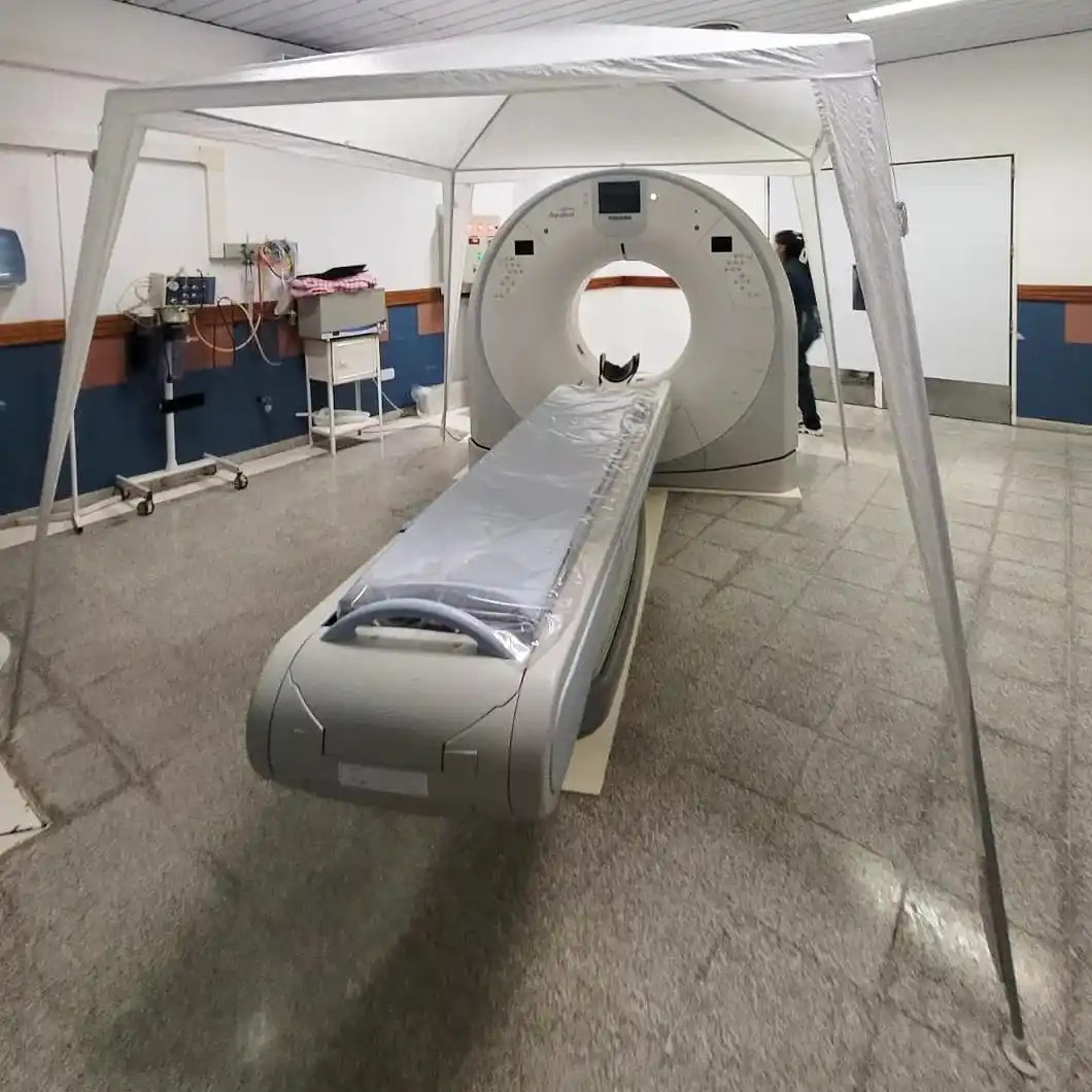 Así protegen el tomógrafo en el  Hospital Municipal Santa Francisca de Arrecifes.