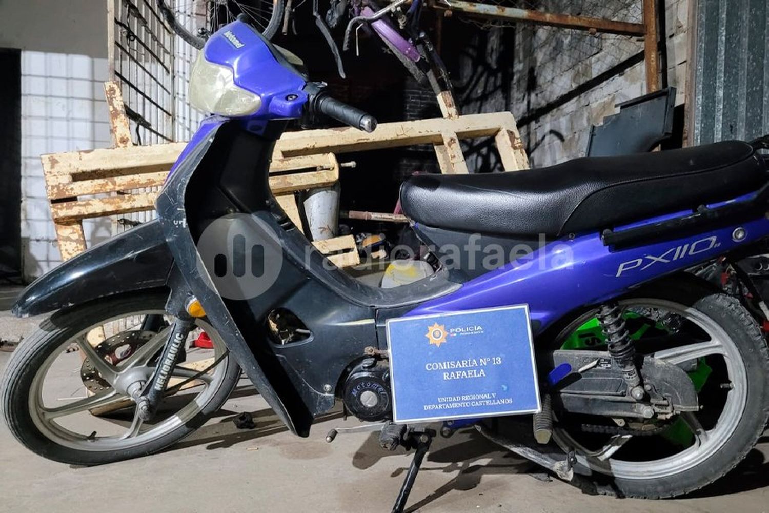 Los vieron por las cámaras "guardando" una moto robada