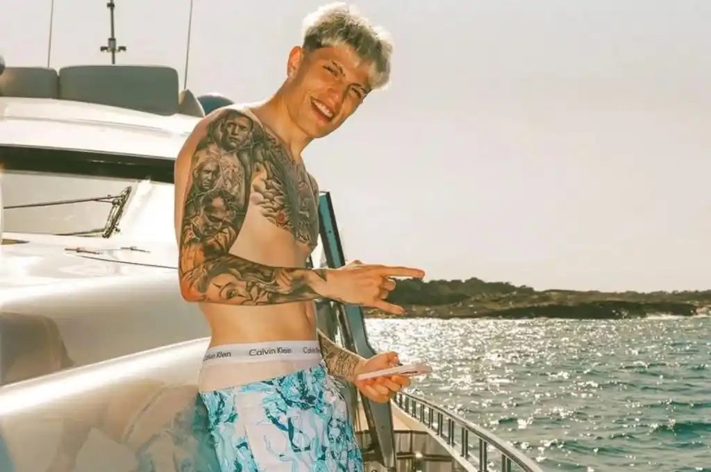 Garnacho se fue de vacaciones: súper yate de 10 mil euros por día en la misma playa que elige Lionel Messi