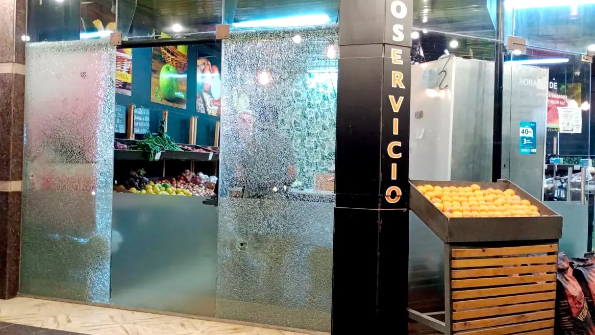 Motociclista disparó tres veces contra un comercio