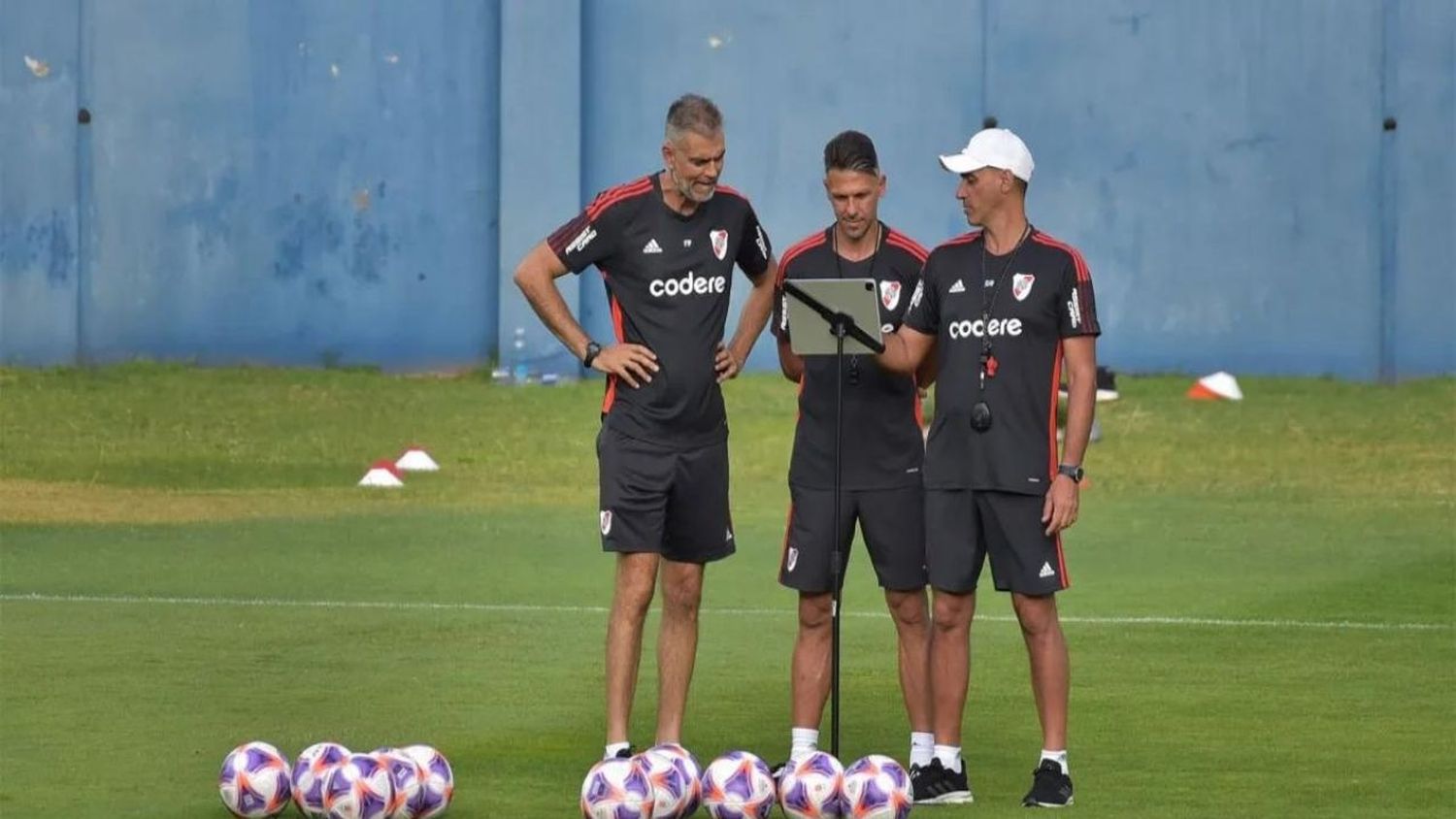 El equipo se entrenará hoy por la mañana en el predio de River Camp y el jueves viajará a Tucumán con las bajas del lesionado Paulo Díaz y de los suspendidos Enzo Pérez y Enzo Díaz.