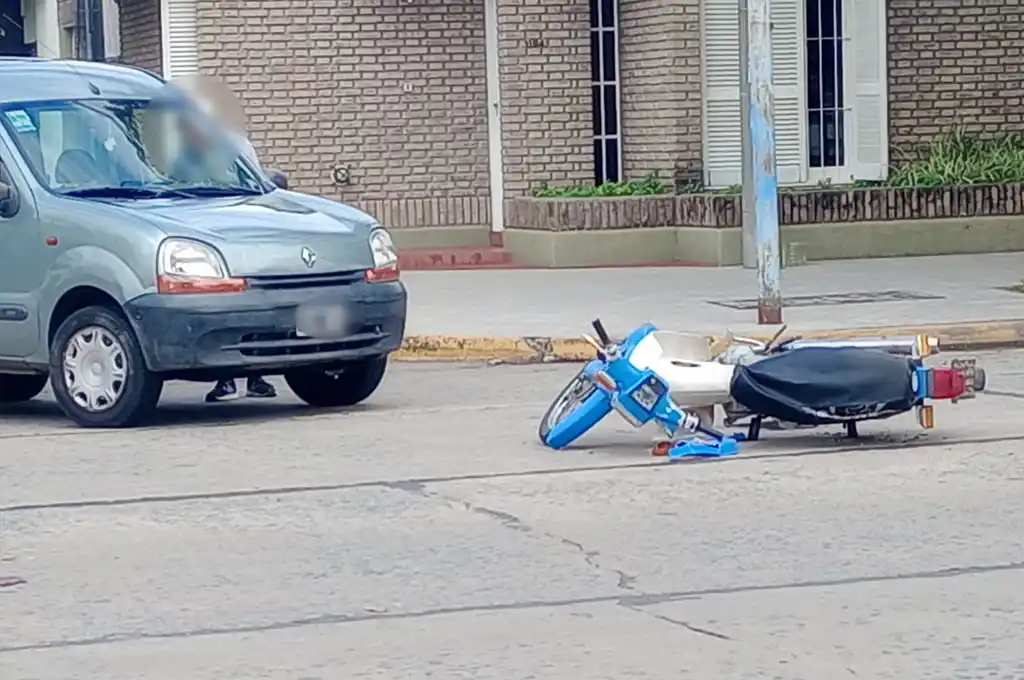 Fuerte choque en Bv. Santa Fe y Castellanos: una mujer fue trasladada al hospital