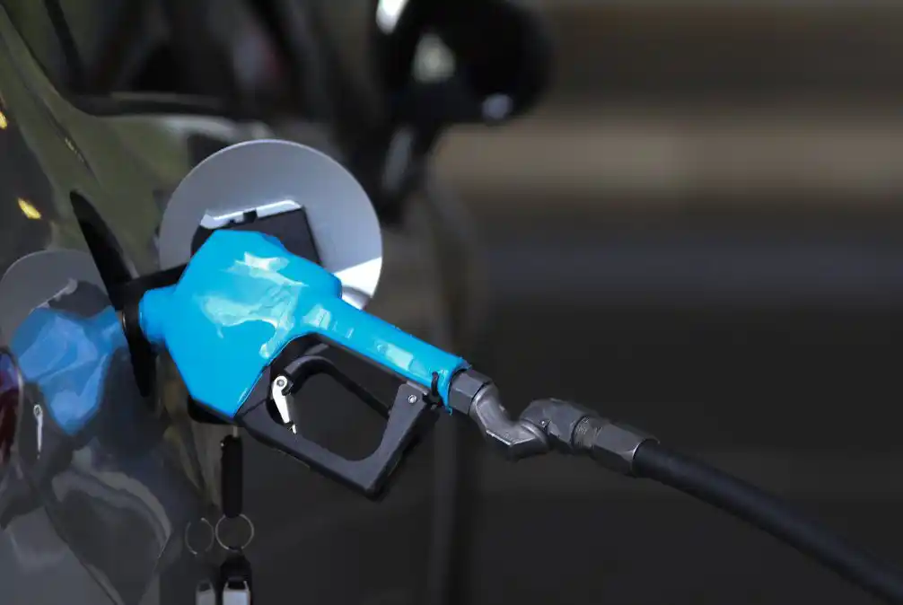 YPF subió 2,9% los precios y la nafta premium superó los $80