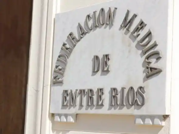 Médicos sostienen la atención de los pacientes a pesar de las demoras en los pagos