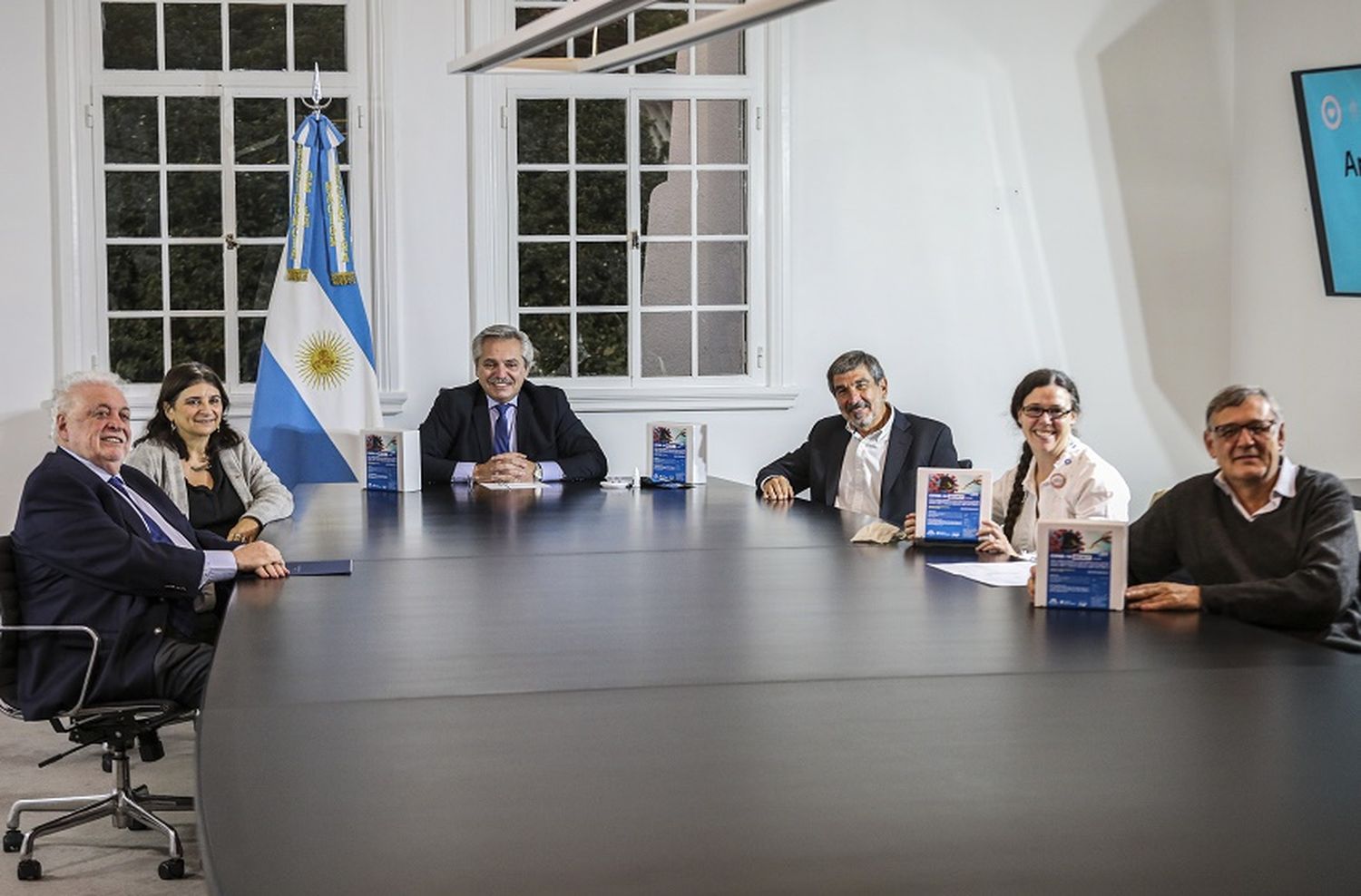 Fernández presentó un test de diagnóstico rápido hecho en Argentina: “Nos permite el control de la pandemia de otro modo»