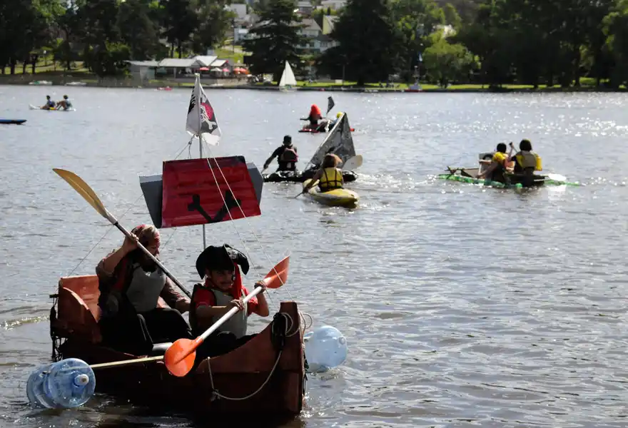 Más de 30 embarcaciones hechas con materiales reciclados participaron de la regata 